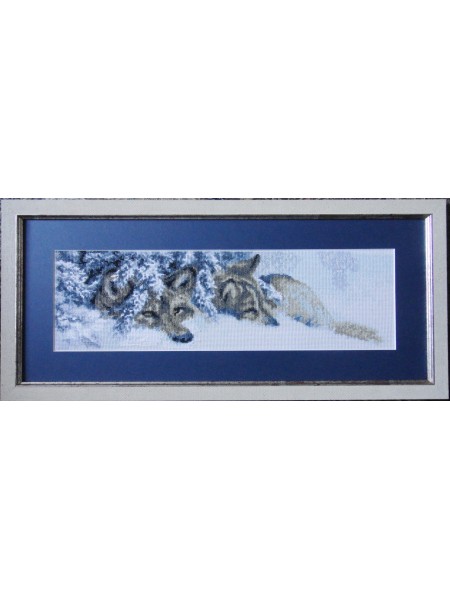 Картина «Вовки в снігу» вишита хрестом ручної роботи 56х24 см